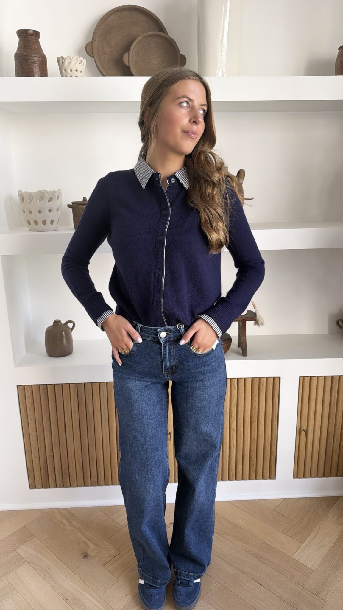 Cardigan marine et jean droit portés en boutique au Houlme