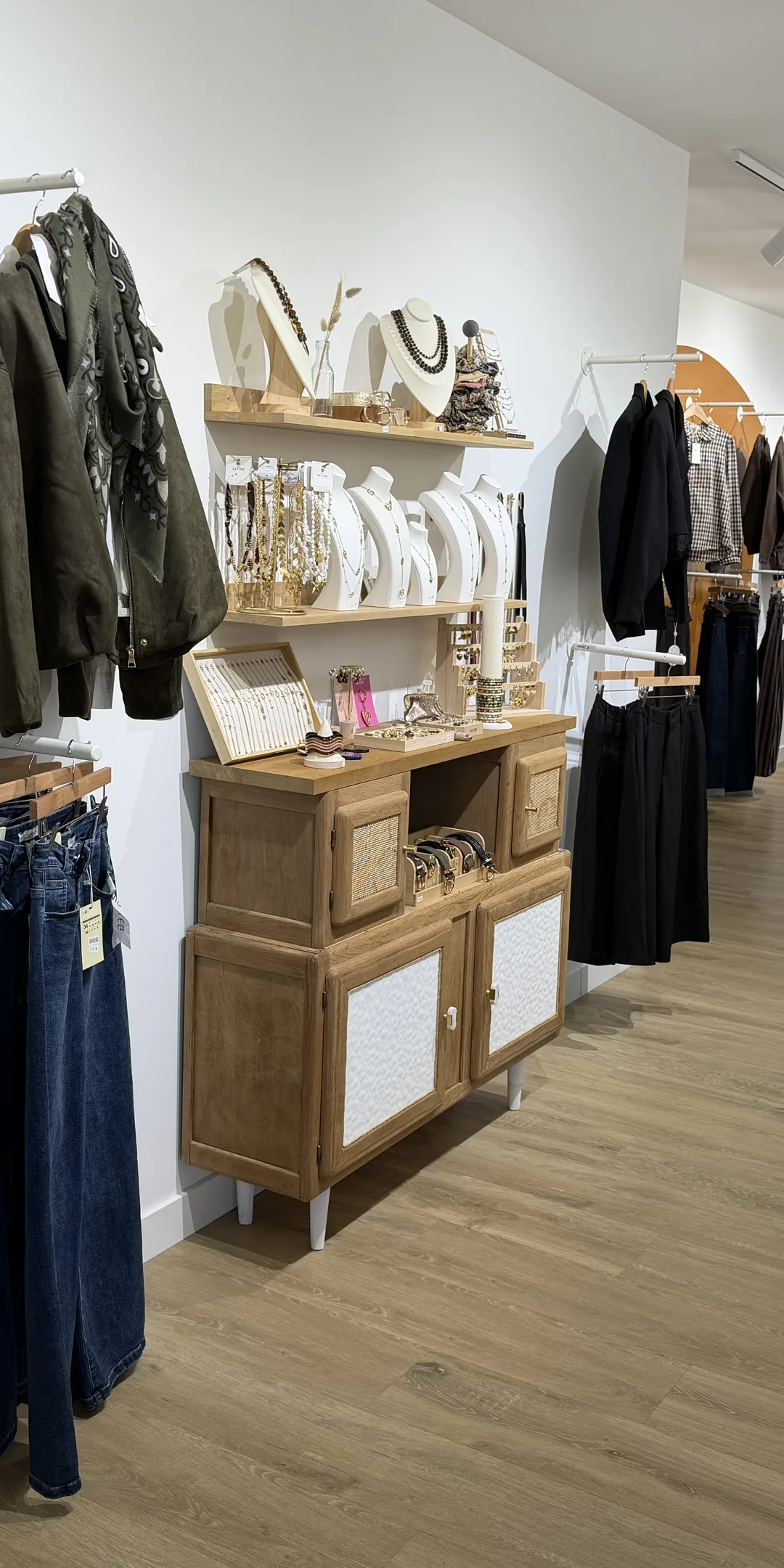L’allée de la boutique Atelier Mère & Fille au Houlme, vestes et jeans en présentation