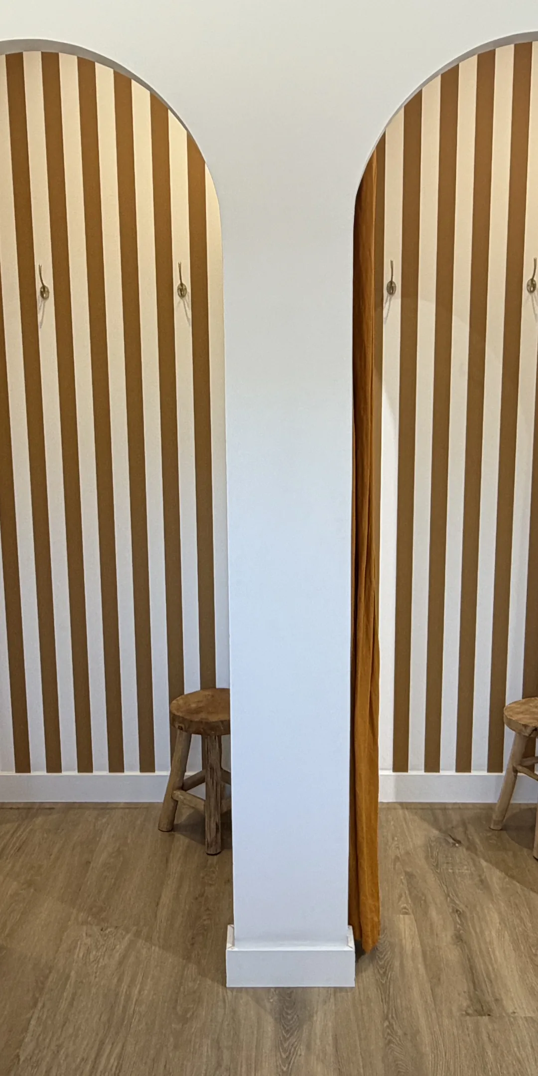 Les cabines d’essayage en arches de bois de la boutique Atelier Mère & Fille au Houlme