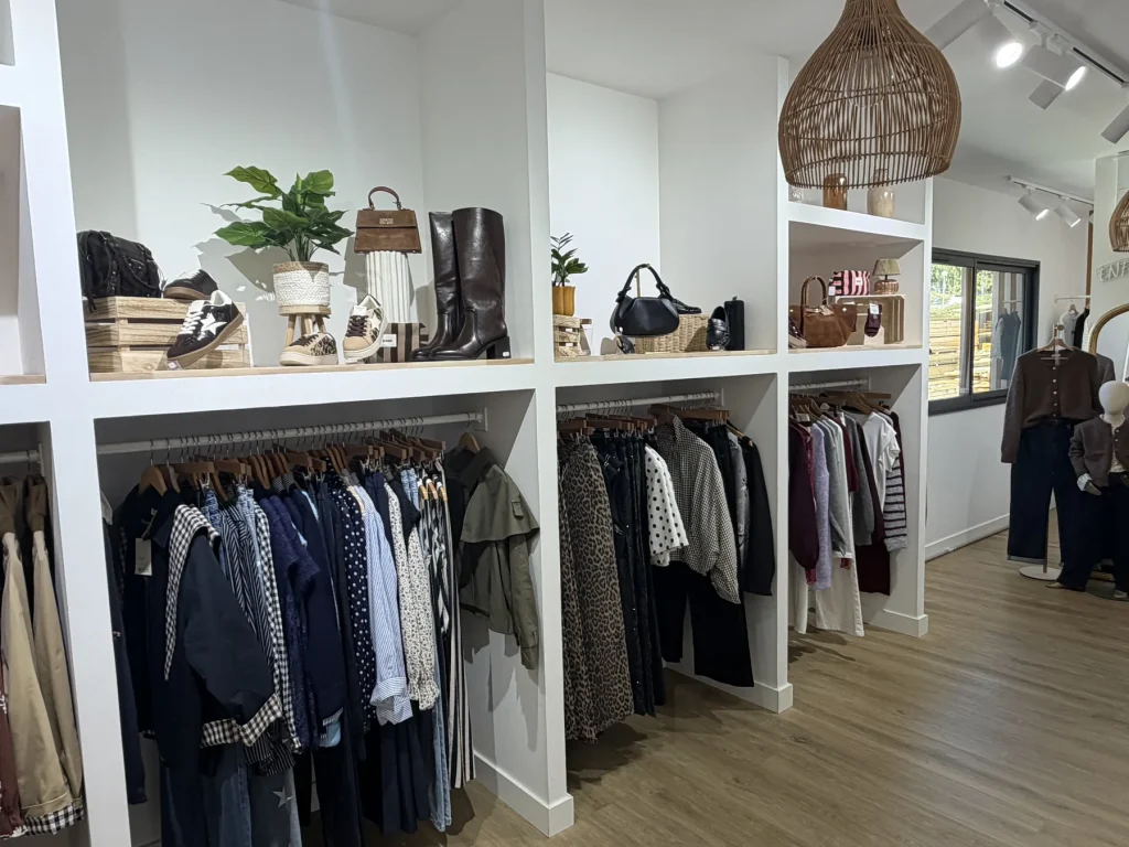 Sacs, bottes et accessoires en étagère dans la boutique Atelier Mère & Fille au Houlme
