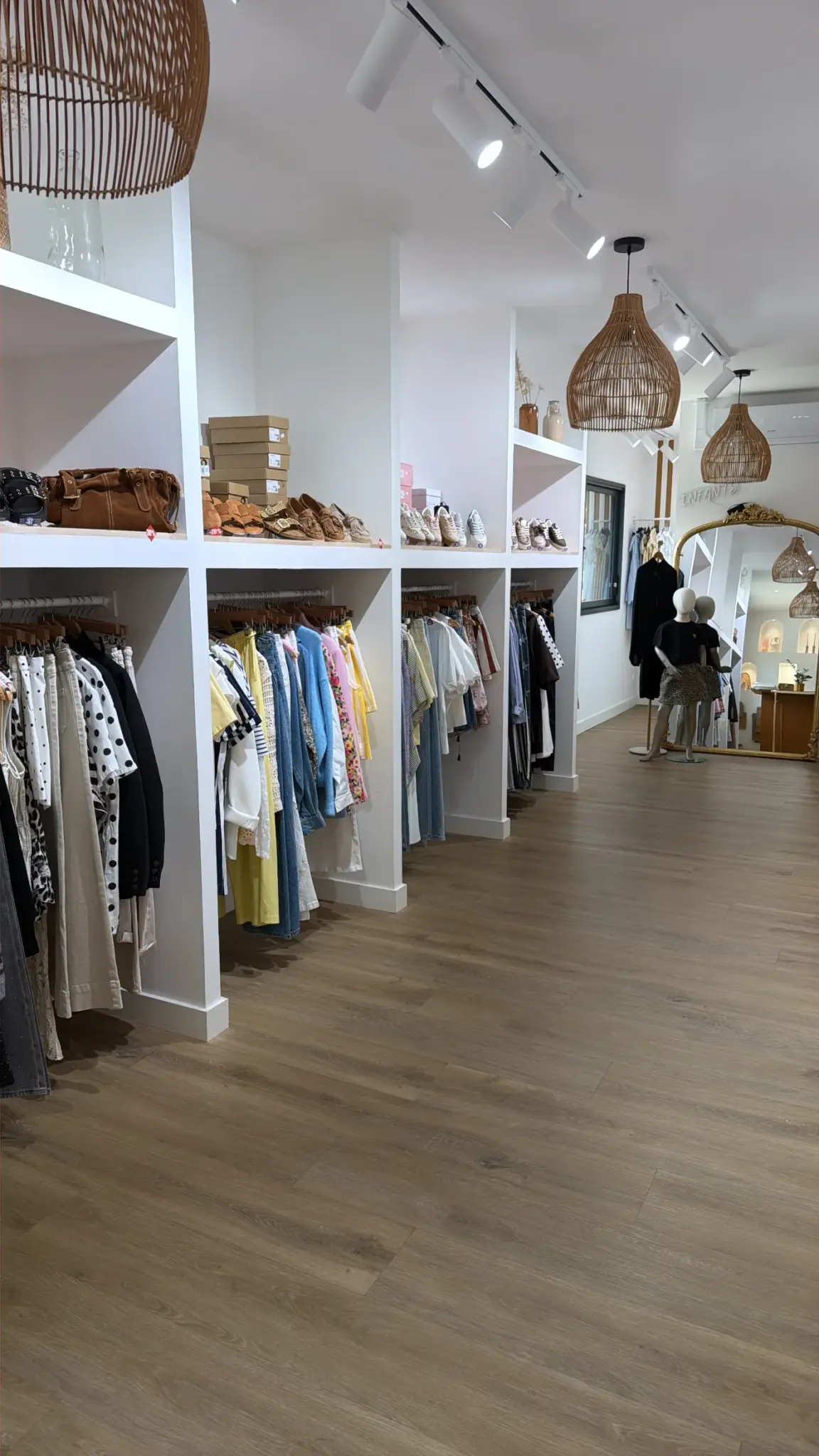 L'allée centrale de la boutique Atelier Mère & Fille, au Houlme