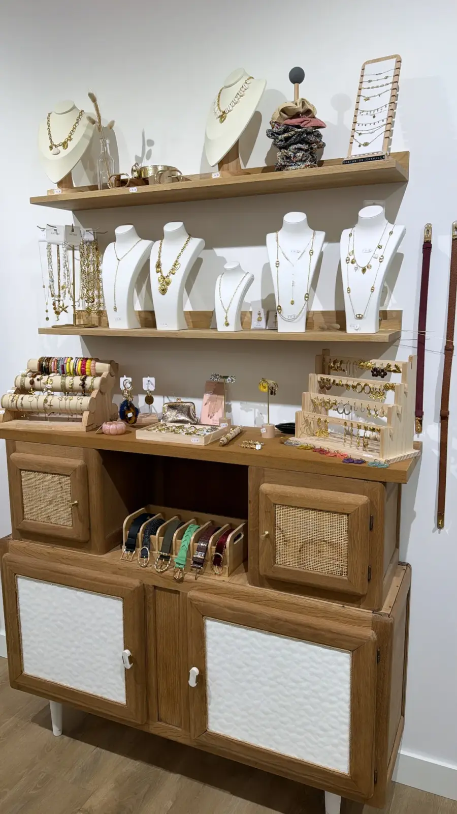 Le mur de bijoux et d'accessoires de la boutique du Houlme