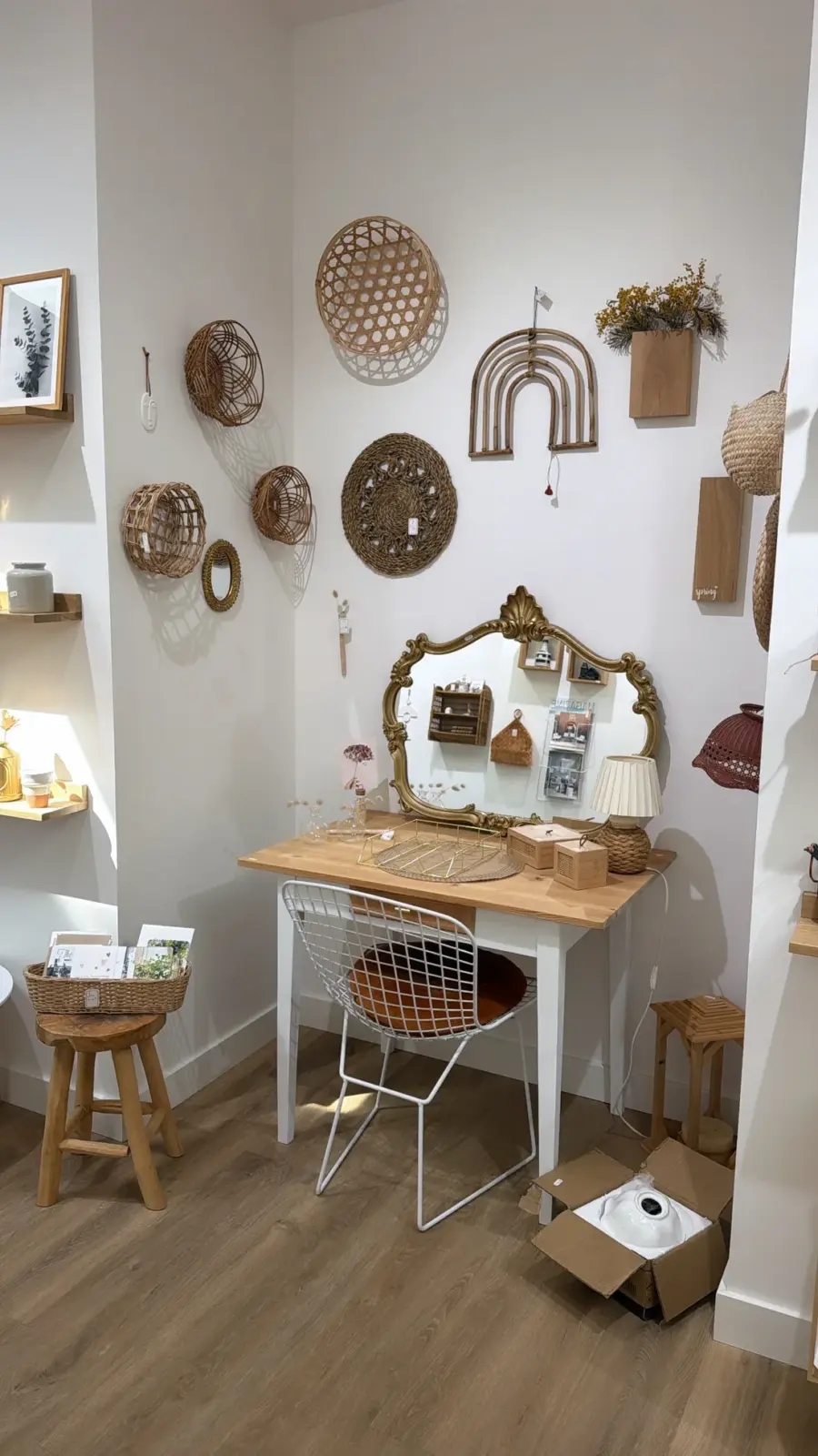 Le coin déco et son miroir doré, dans la boutique du Houlme