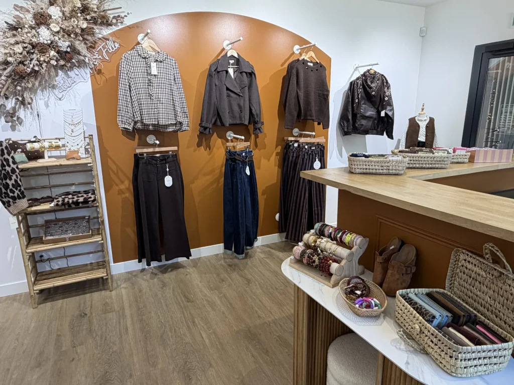 Le comptoir de la boutique sous son arche terracotta, avec le présentoir de bijoux