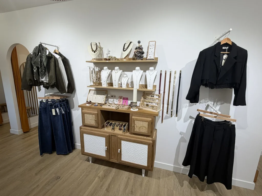 Présentation de vestes et de colliers dans la boutique Atelier Mère & Fille