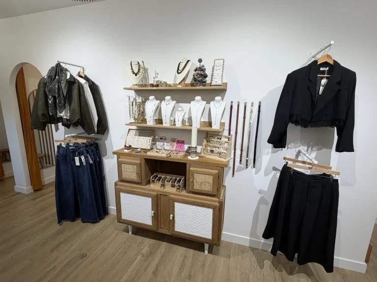 Présentation de vestes et de colliers dans la boutique Atelier Mère & Fille