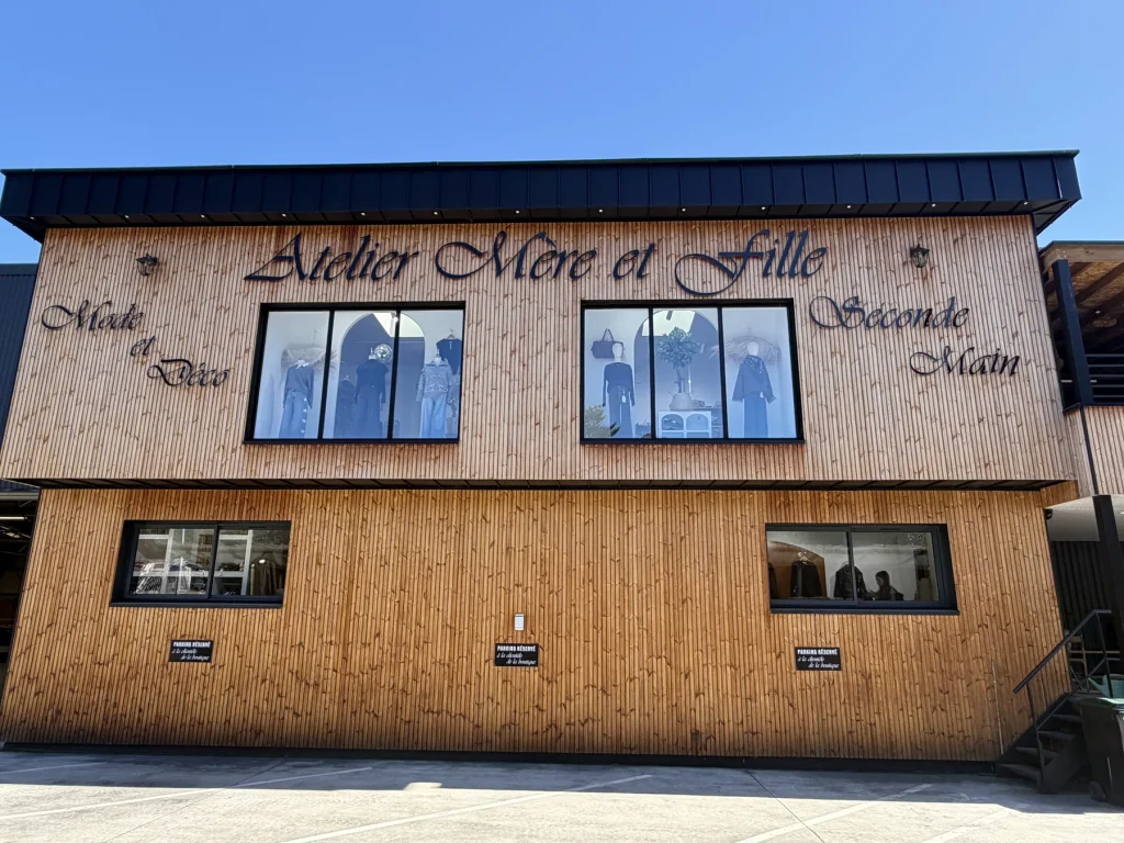 La façade en bois de la boutique Atelier Mère & Fille, 2 rue du Onze Novembre au Houlme